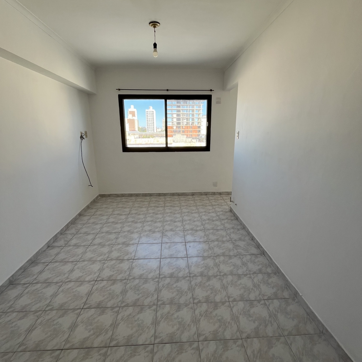 Departamento en 5to piso. Cuenta con living comedor cocina sectorizada, balcón , 1 dormitorio y baño