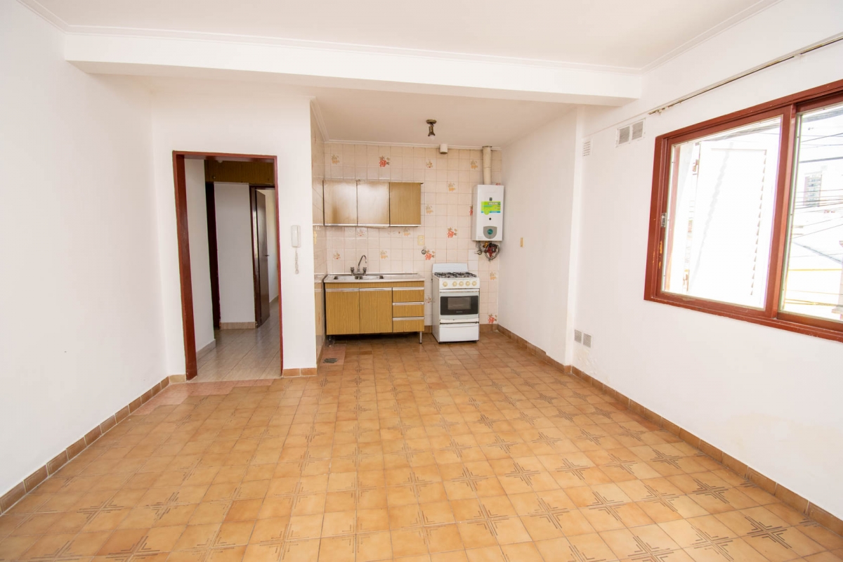 El edificio cuenta con terraza a la cual se puede acceder en el cuarto piso. Ingreso a un ambiente amplio que integra la cocina. El dormitorio posee placard empotrado, baño completo. Pequeña baulera en el pasillo de distribución a la zona del dormitorio y mueble de guardado en el baño. 