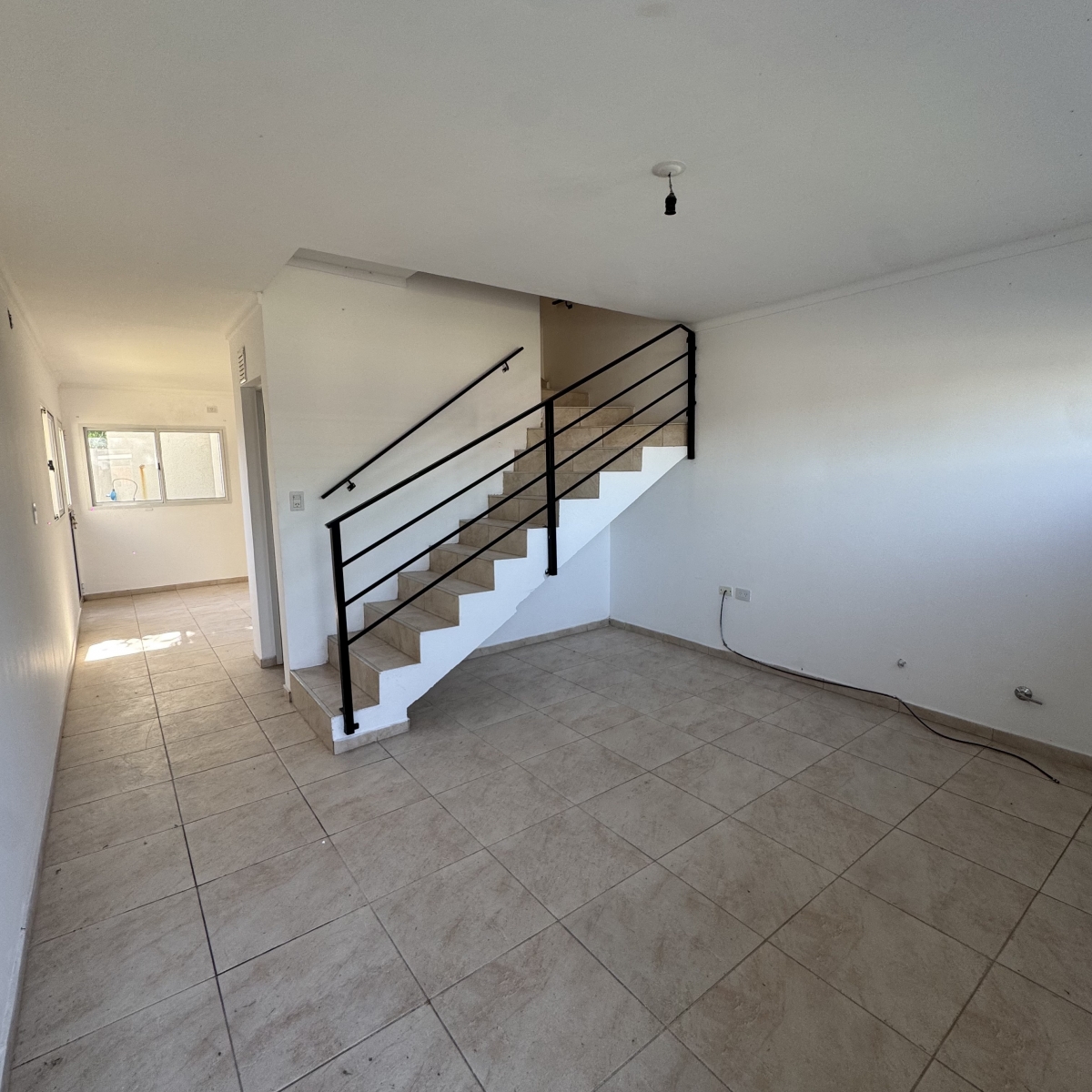 Duplex dos dormitorios cuenta con, living, comedor, cocina, dos baños, patio y cochera