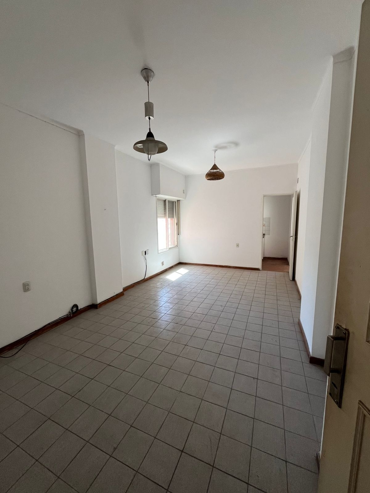 Departamento en tercer piso. Cuenta con living comedor, cocina, dos dormitorios , baño y lavadero.