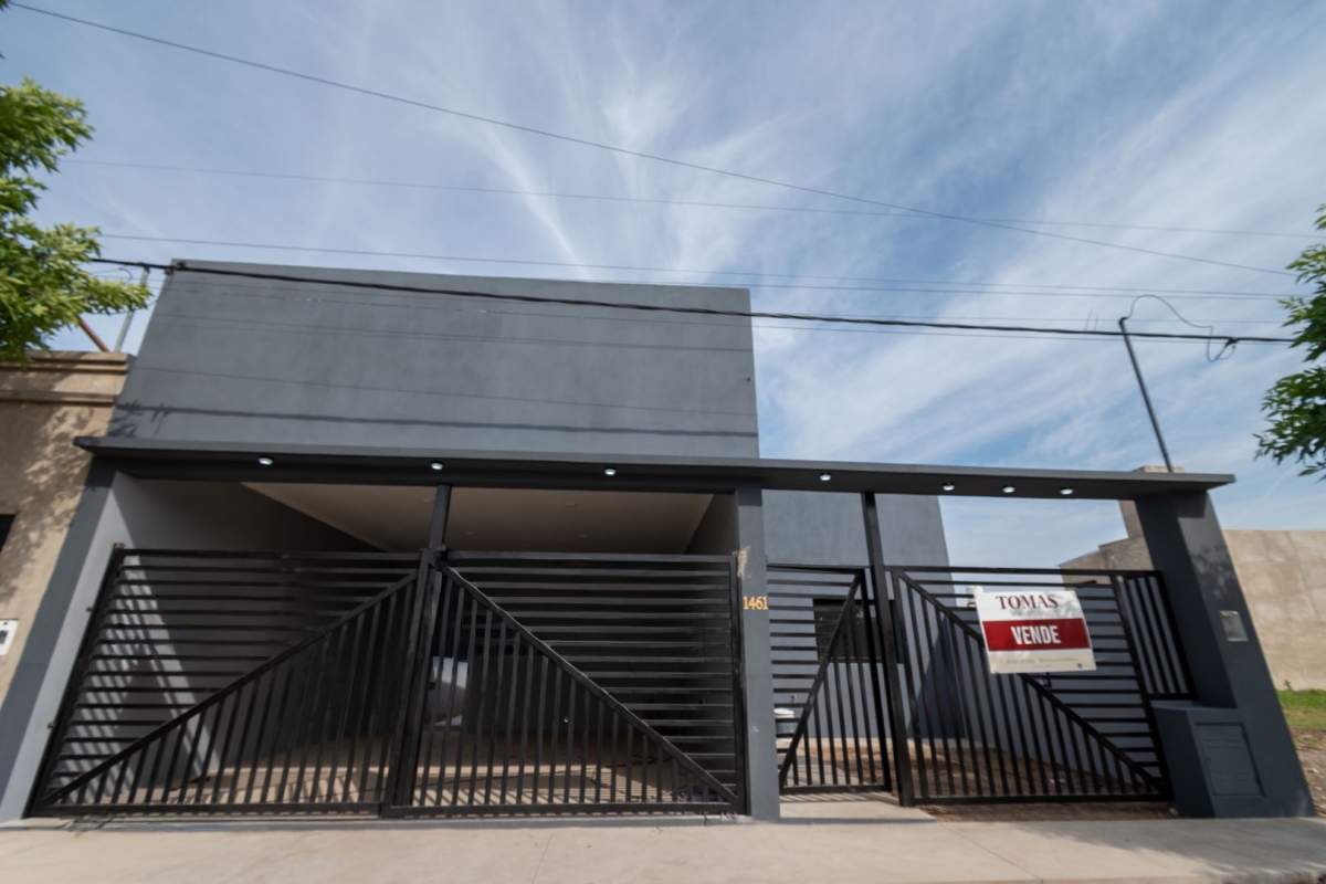 Casa ubicada en Ángel Gallardo, barrio Praderas 2. Cuenta con living-cocina-comedor, dos dormitorios, cochera para dos autos, galería con asador y pileta. Se encuentra en una zona tranquila, ideal para disfrutar del entorno. La vivienda es amplia y luminosa, con espacios cómodos y funcionales.