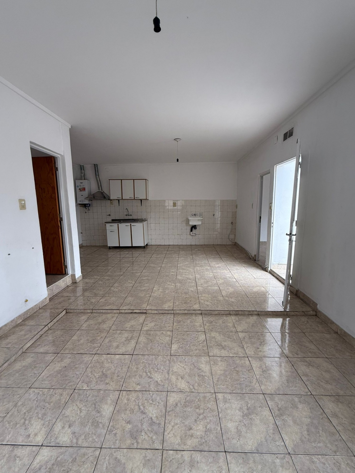 Departamento en contrafrente ubicado en el primer piso. Cuenta con un amplio living?cocina?comedor con balcón, dos dormitorios, un baño y cochera.