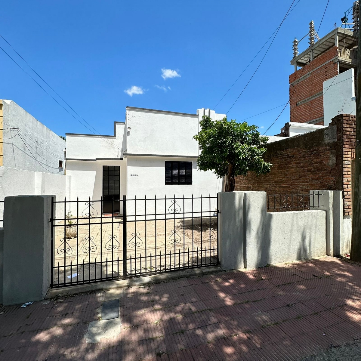 Casa con dos dormitorios, cocina-comedor, living, baño, lavadero, pieza de depósito y espacio para cochera.