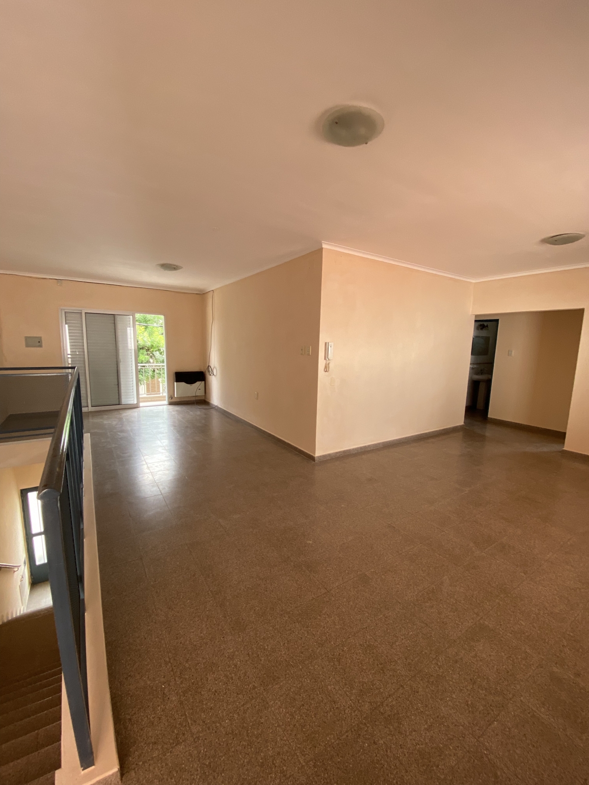 Planta alta de dos dormitorios, living-cocina-comedor, baño y patio