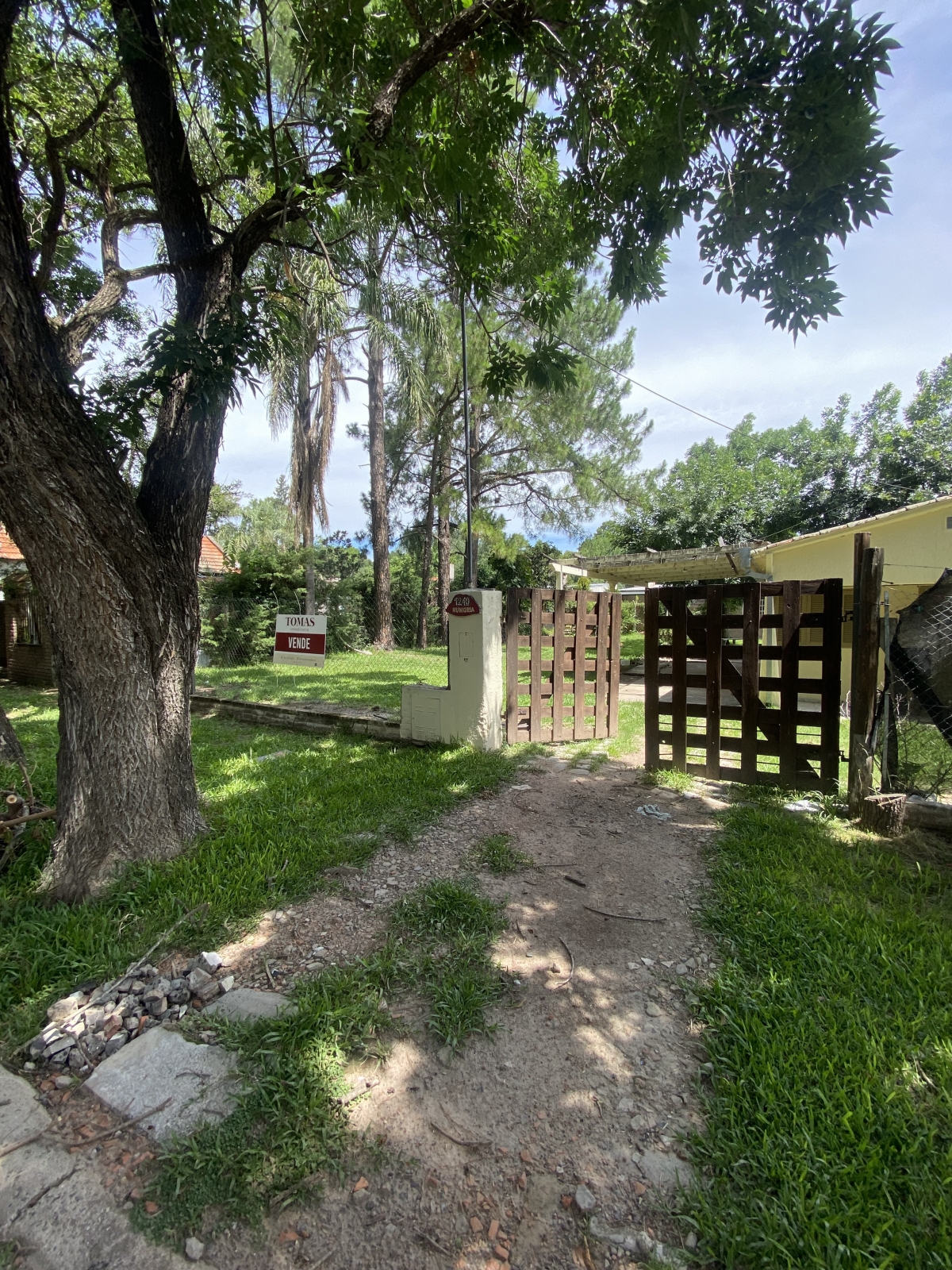Casa en Altos del Sauce: Propiedad con un cómodo living integrado a la cocina comedor, dos dormitorios y un baño completo. Además, dispone de un quincho equipado con asador y baño propio, ideal para reuniones y encuentros. Un patio con pileta y un espacio verde