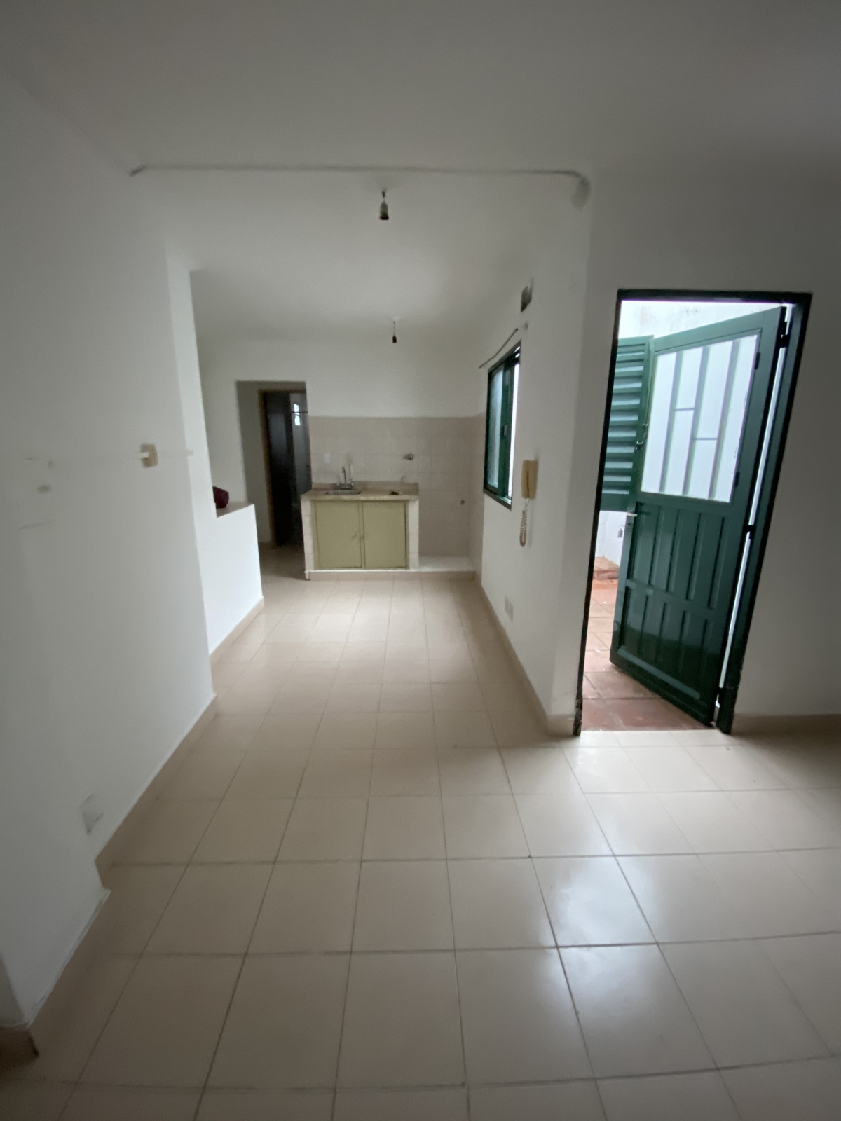 Departamento en primer piso por escalera. Cuenta con cocina comedor, un dormitorio, baño y un patio seco 