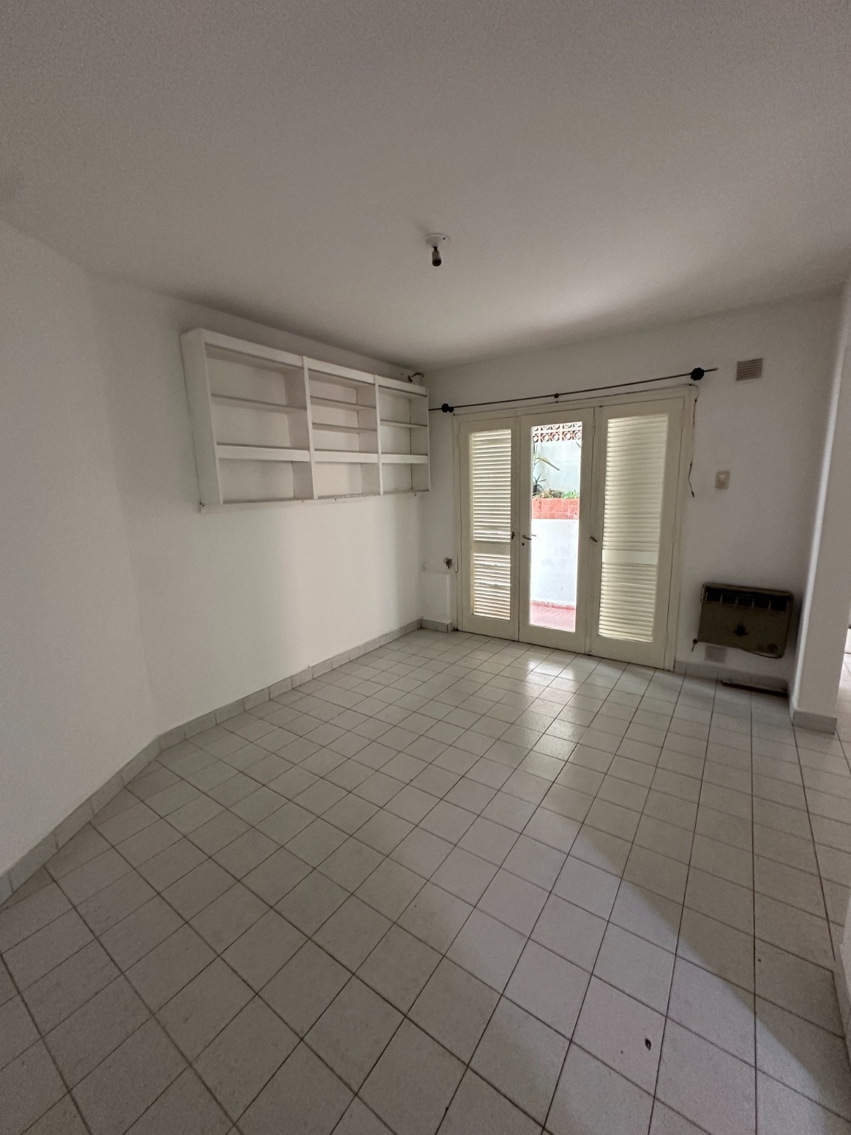 Departamento interno cuenta con, un dormitorio, living comedor, cocina, baño y patio.