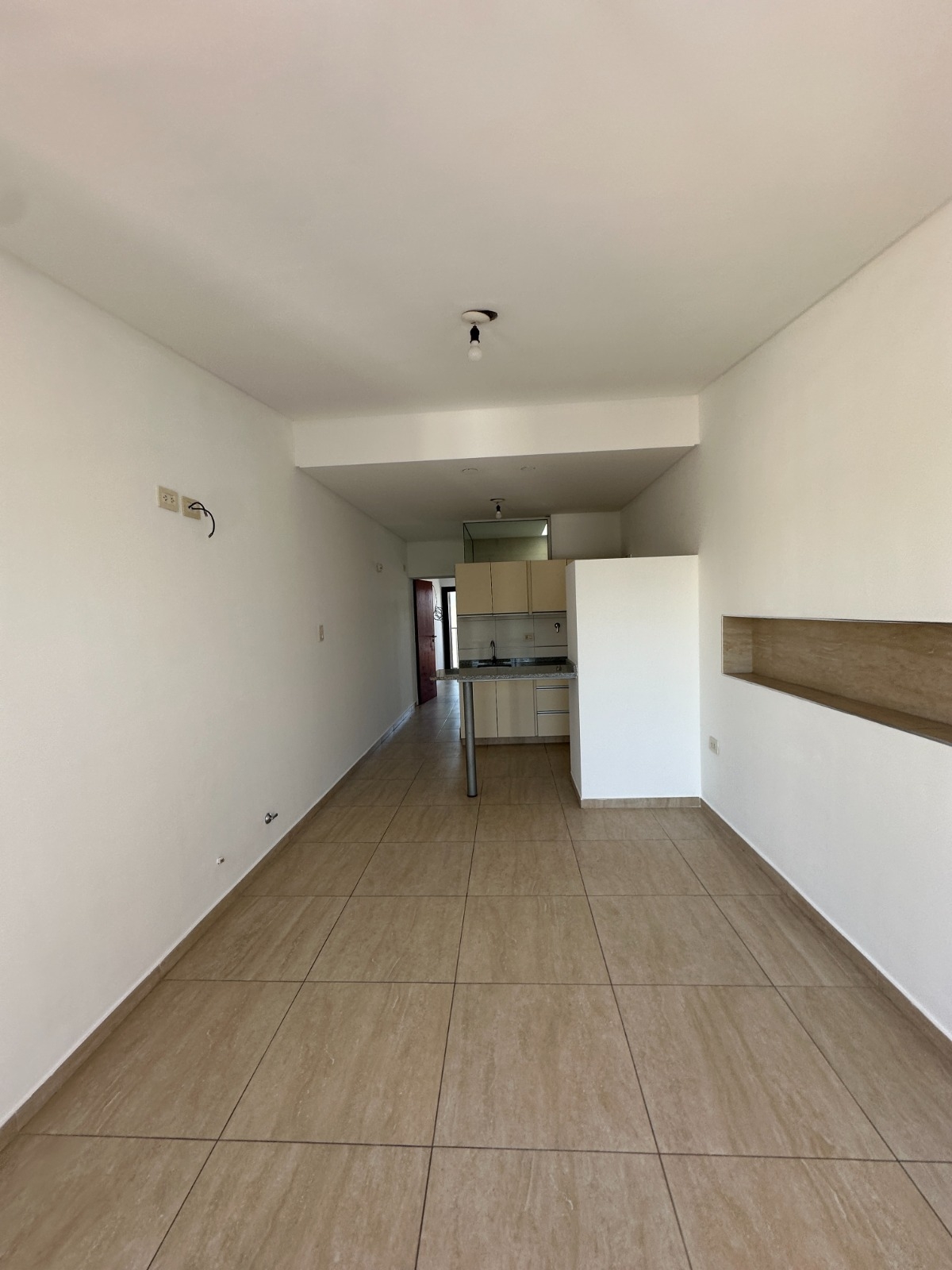 Depto cuenta con living cocina comedor, un dormitorio con balcón y baño 