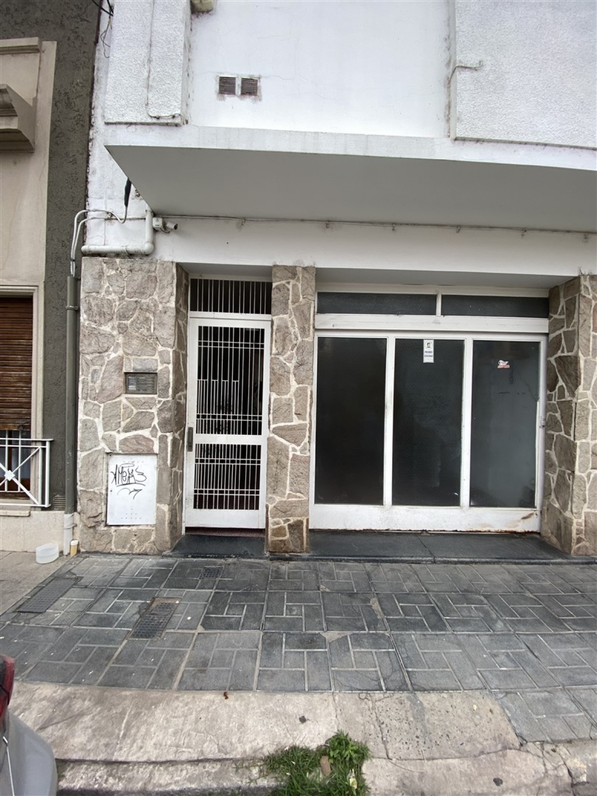 Departamento interno ubicado en primer piso por escalera. Ingreso a living comedor, cocina y lavadero sectorizados, patio seco, baño, dos dormitorios ( uno con placard)