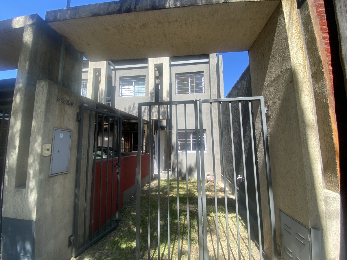 Dúplex cuenta con dos dormitorios, living comedor, cocina y patio