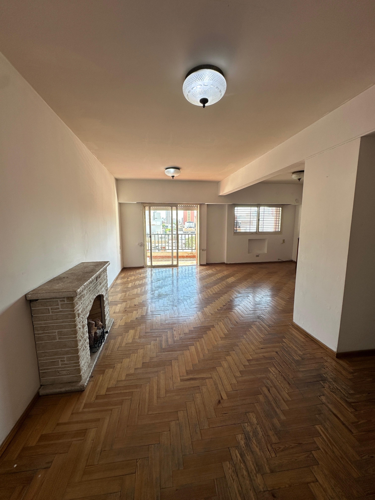 Piso céntrico a 150 metros de la peatonal y a 50 metros de la plaza San Martín. Cuenta con living comedor con balcón , cocina sectorizada con lavadero y entrada independiente, 2 dormitorios con placard y dos baños