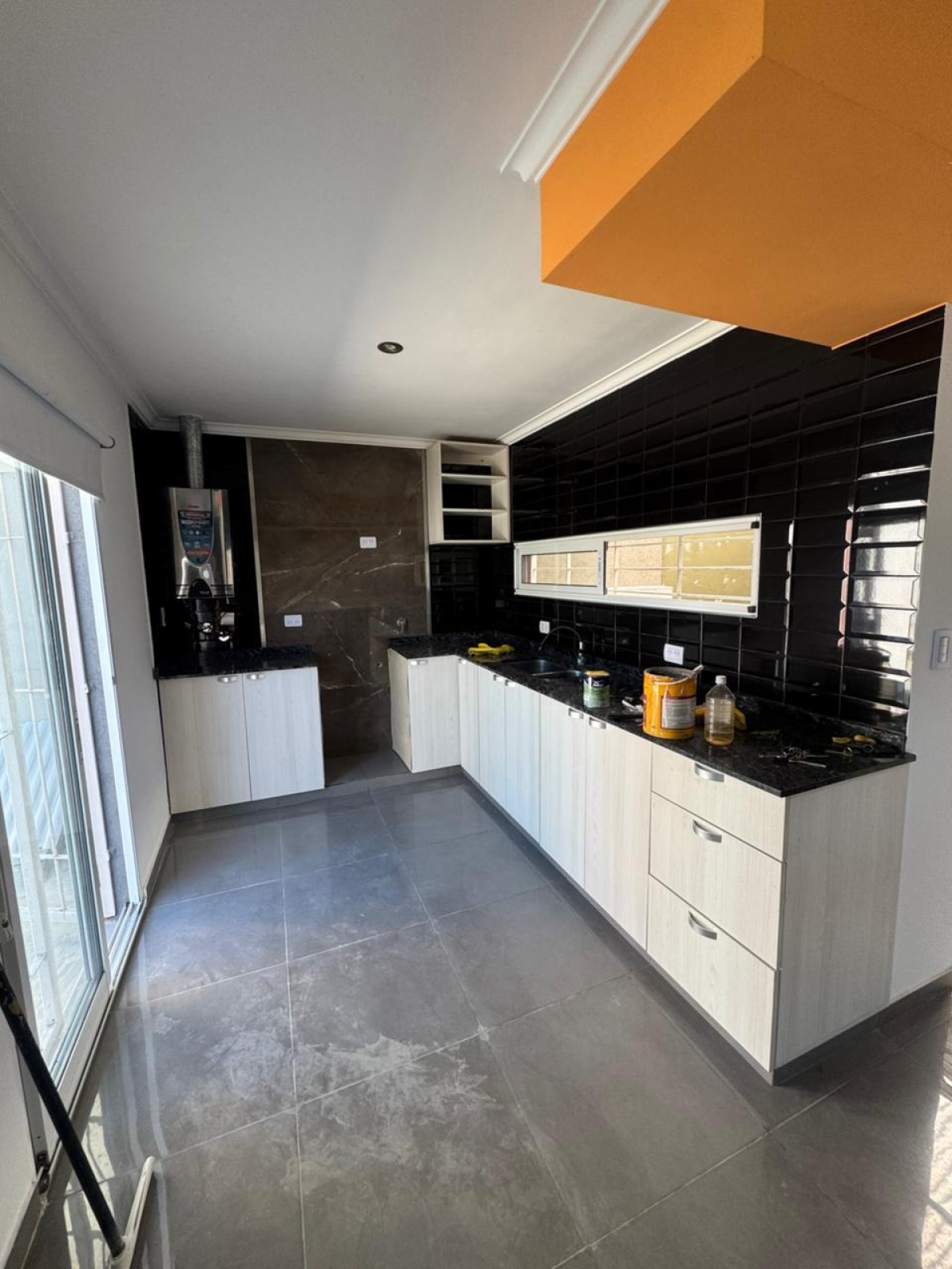 Casa en planta alta, cuenta con living cocina comedor, terraza , 2 dormitorios ,  baño y cochera