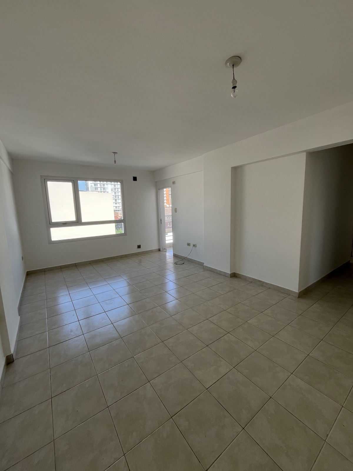 Departamento  cuenta con living-comedor con balcón y asador, cocina sectorizada y dos dormitorios.