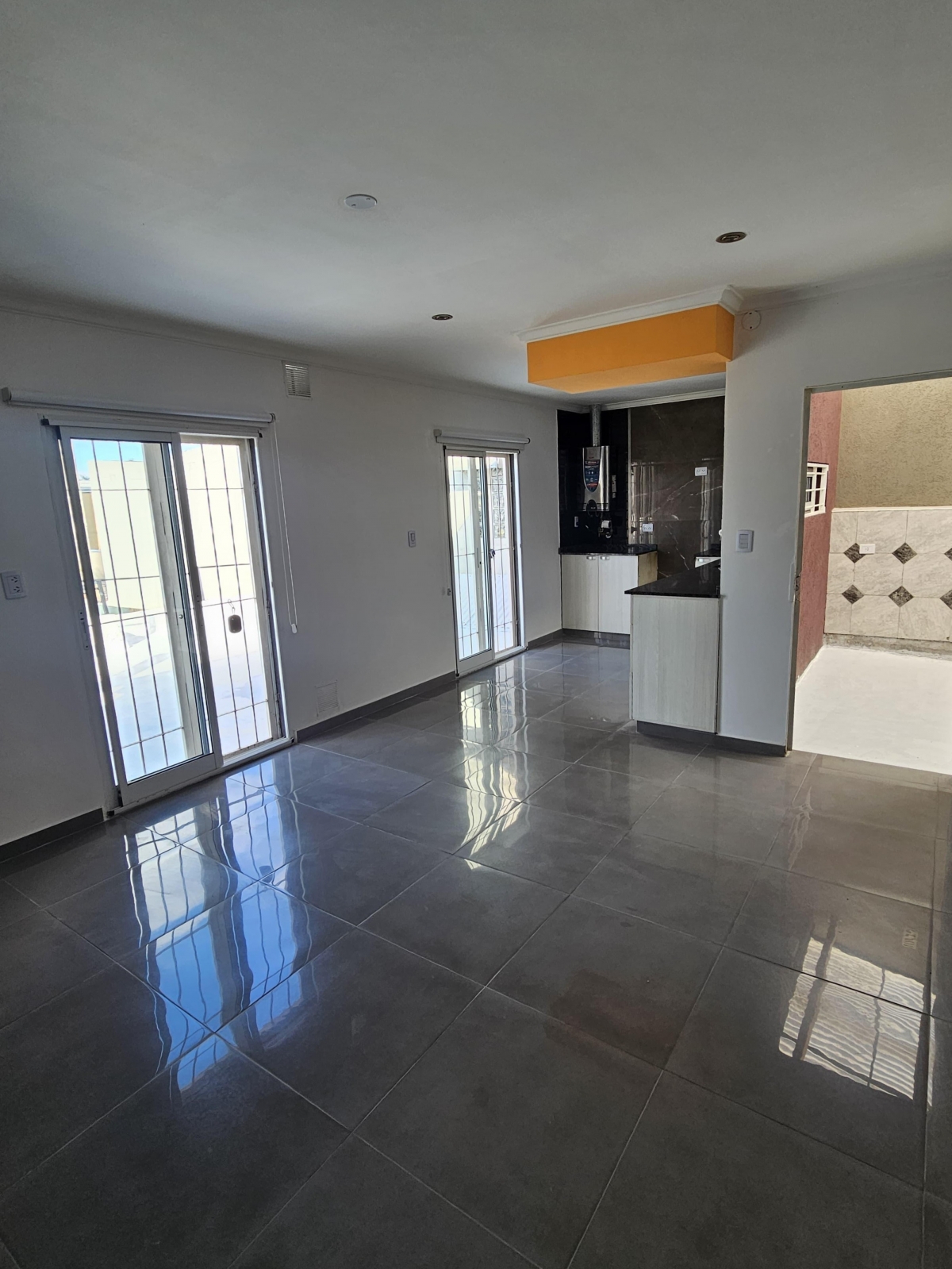 Casa en planta alta, cuenta con living cocina comedor, terraza , 2 dormitorios ,  baño y cochera