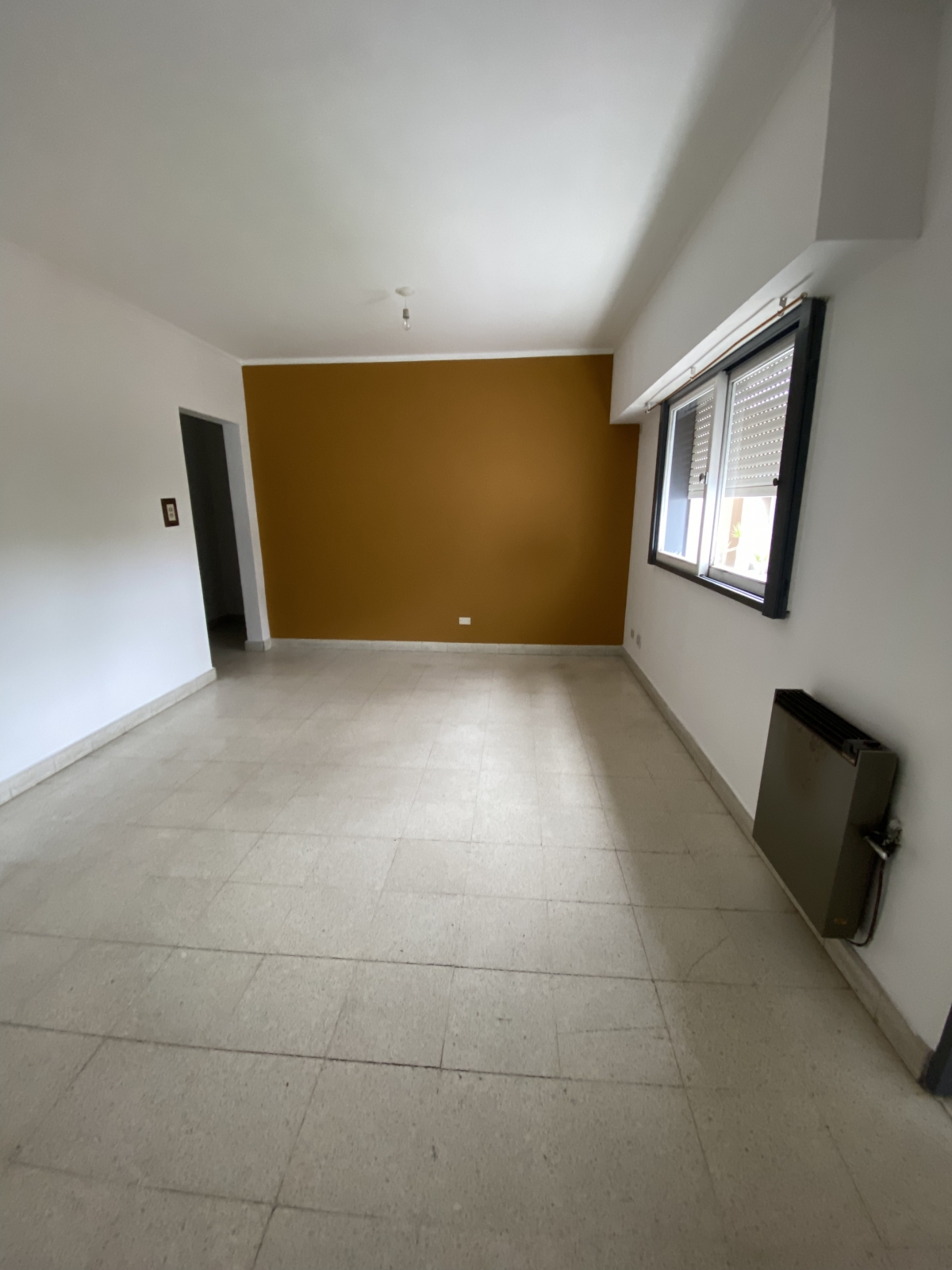 Departamento interno ubicado en primer piso por escalera. Ingreso a living comedor, cocina y lavadero sectorizados, patio seco, baño, dos dormitorios ( uno con placard)