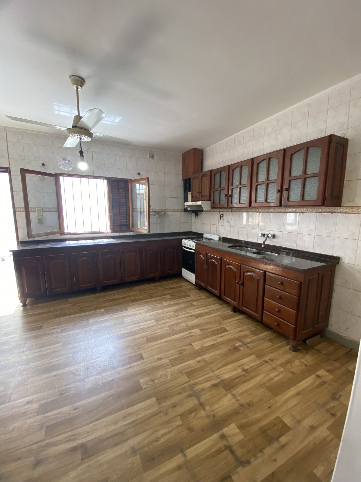 Casa interna desarrollada en dos plantas. PB living comedor cocina amplio, lavadero, patio seco un dormitorio, baño. PA tres dormitorios , uno con vestidor y balcón. Baño completo