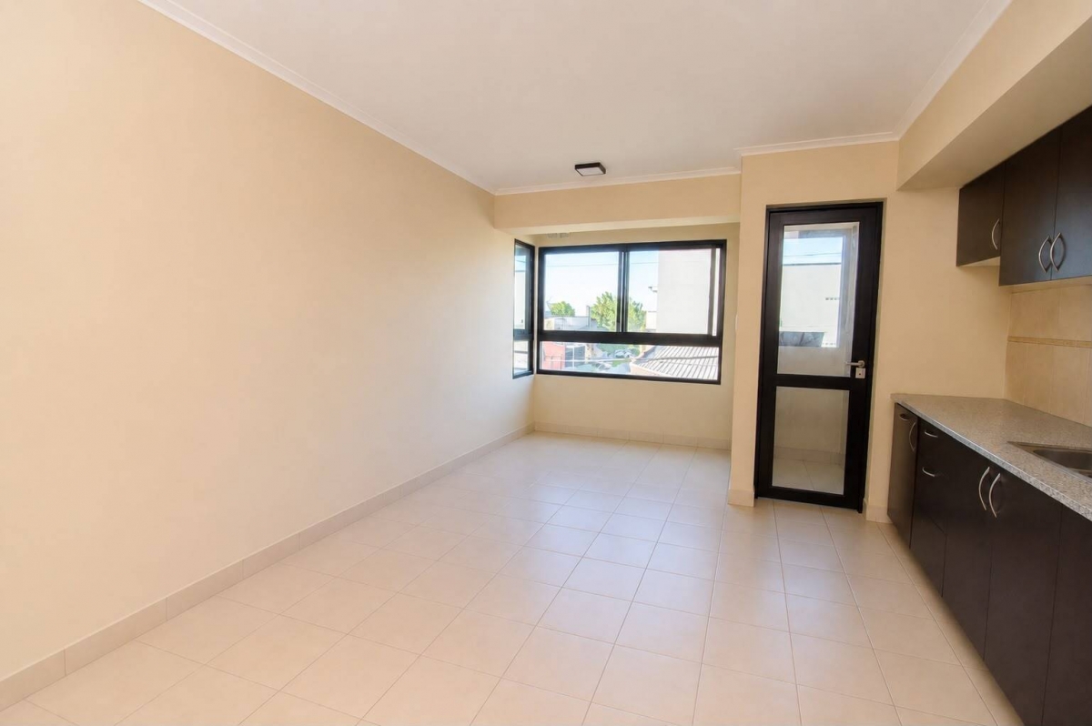 Departamento cuenta con living cocina comedor, lavadero sectorizado, un dormitorio con placard , baño y cochera