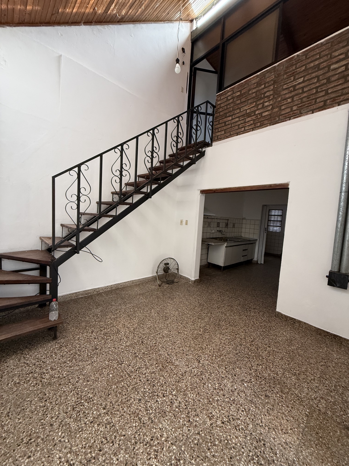 Propiedad interna distribuida en dos plantas.  En planta baja cuenta con living-comedor, cocina, lavadero, dos dormitorios, un baño y patio con asador, conectado al pasillo de ingreso.  En planta alta se encuentra un tercer dormitorio o escritorio, con salida a una terraza.