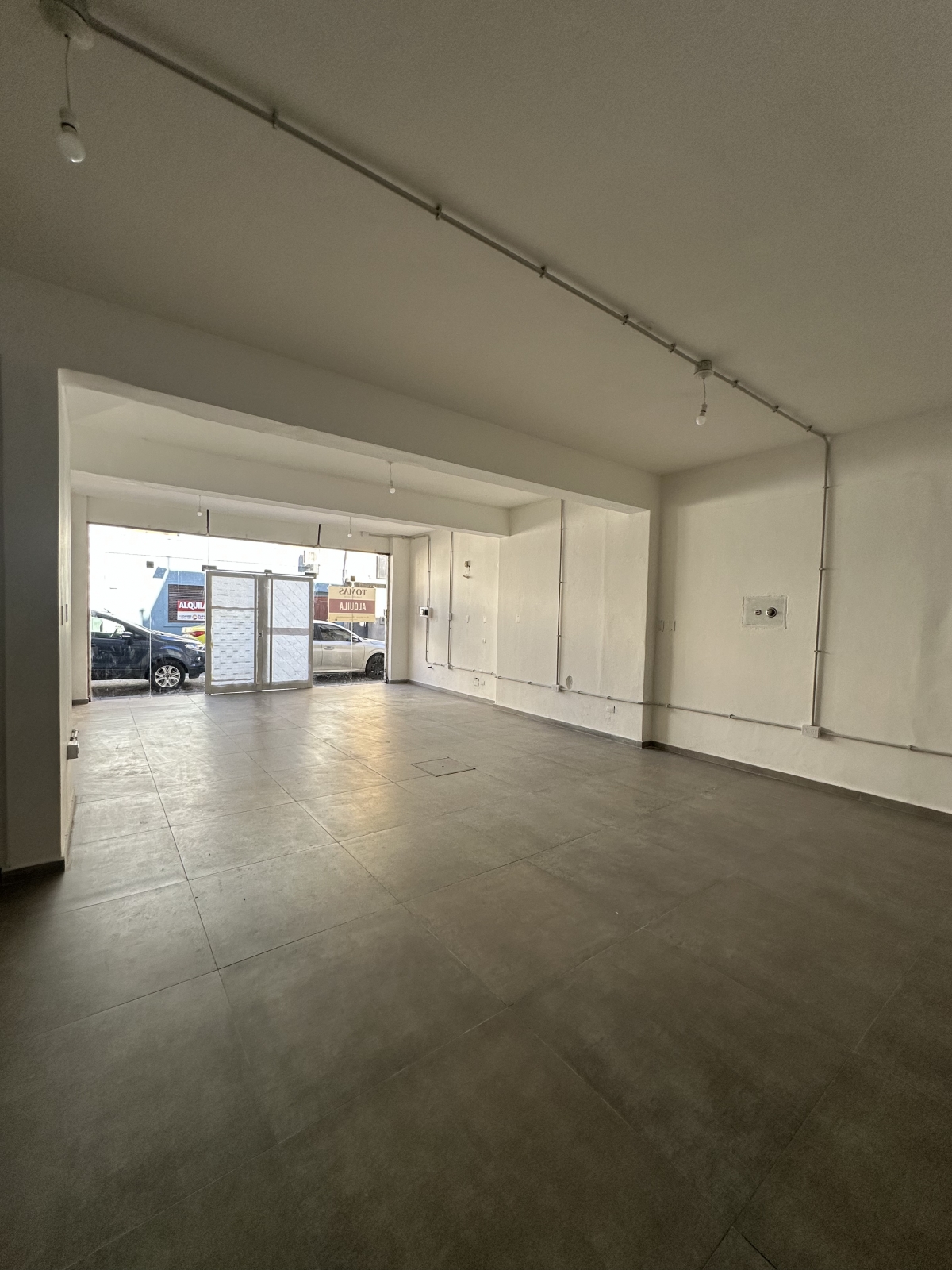 Salón comercial almplio de 112 m2 con 2 baños. Espacio para cocina