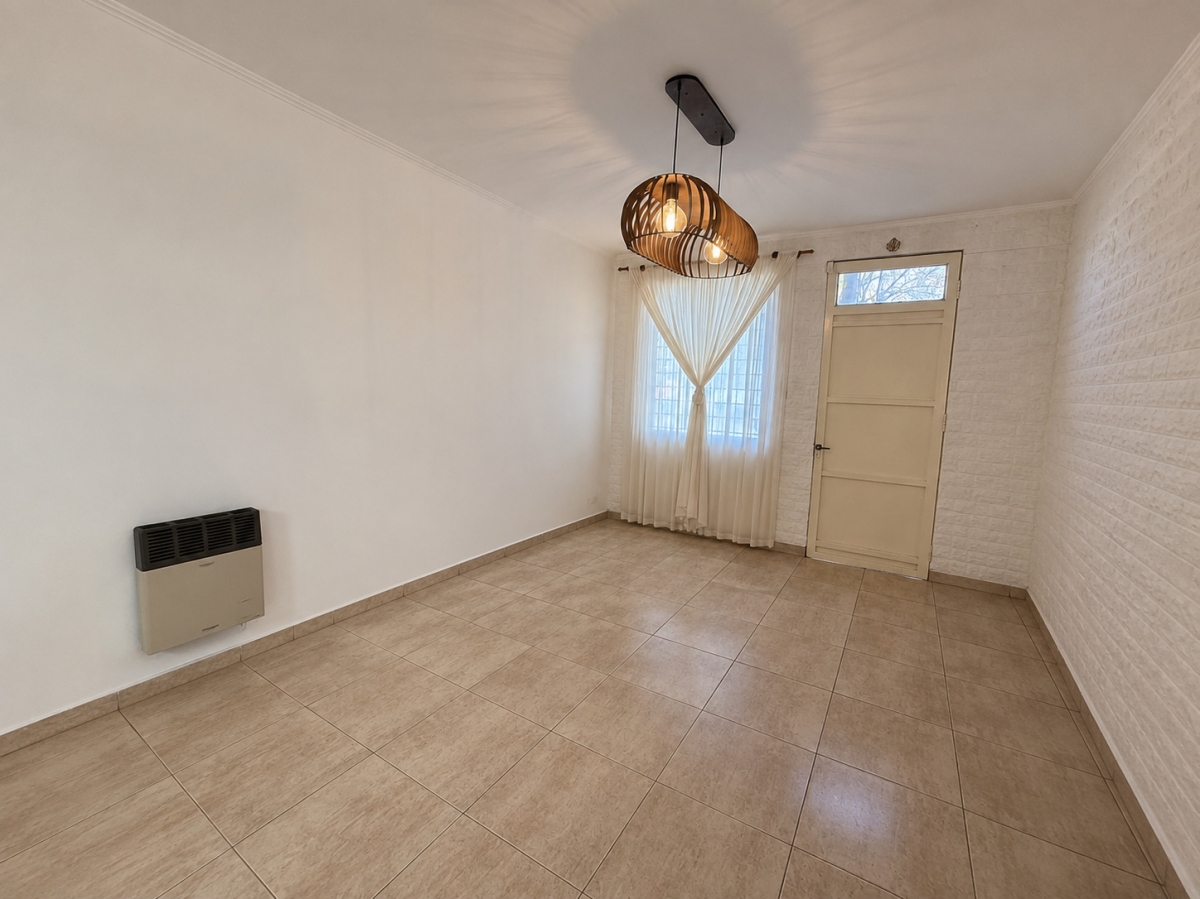 Este dúplex cuenta en planta baja con living, cocina comedor integrados, patio y cochera con entrada independiente y acceso directo a la propiedad. En planta alta se encuentran dos dormitorios y un baño. Propiedad apta crédito.