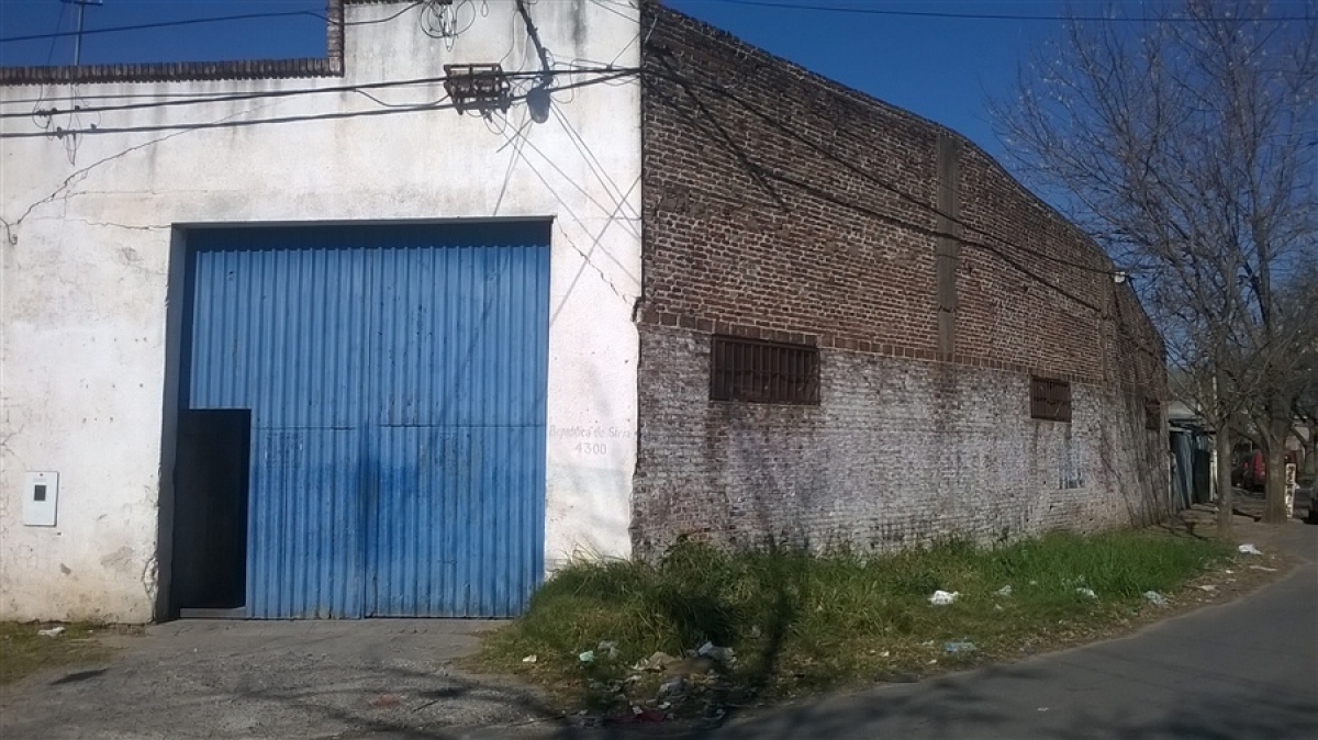 Galpón de 219 m2, rentado.. Esta propiedad se encuentra a metros del Parque Federal y avenidas comerciales más importantes de la ciudad