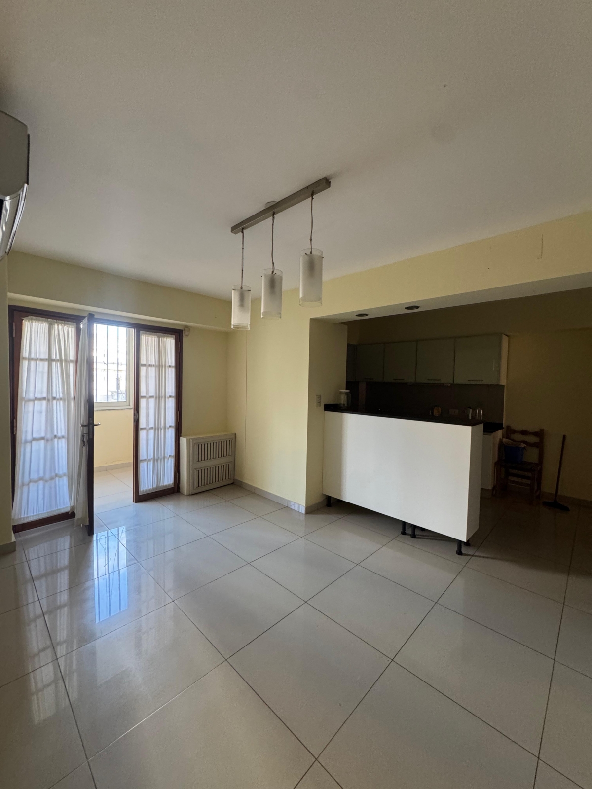 Piso con una distribución funcional y ambientes bien definidos. Cuenta con living-comedor con salida a un balcón, y cocina sectorizada con acceso a un balcón con asador, ideal para disfrutar de reuniones al aire libre.  Dispone de tres dormitorios, uno de ellos en suite, dos baños completos y balcones adicionales, que aportan luz natural y ventilación a los distintos ambientes.  Además, la propiedad incluye cochera, sumando comodidad y practicidad.